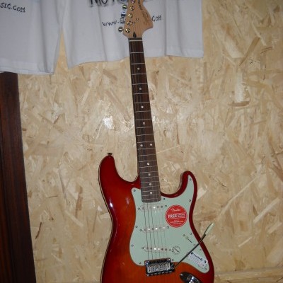 Guitarra elétrica Fender Stratocaster sunburst com autocolante vermelho no corpo