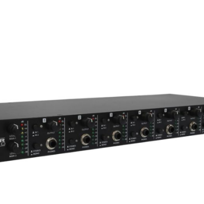 Interface de áudio Power Studio preta com botões e entradas no painel frontal