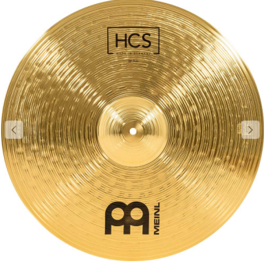 Prato de bateria dourado com texto e logos pretos