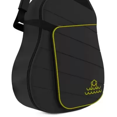 Mochila preta com bordas amarelas e símbolo amarelo de ondas