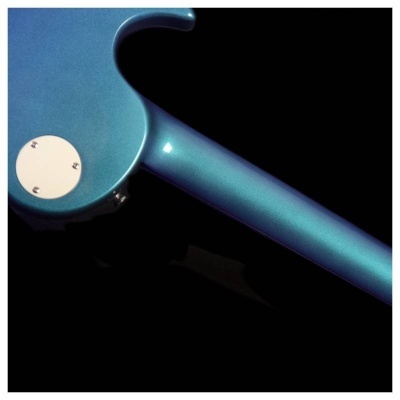 Parte traseira de guitarra elétrica azul metálico com tampa branca e parafusos