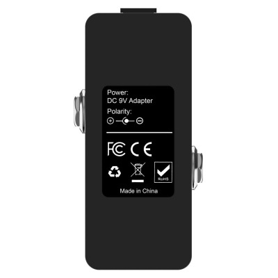 Adaptador DC 9V preto com rótulo na parte traseira