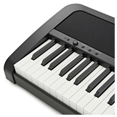Teclado musical digital preto com teclas brancas e pretas e botões na parte superior