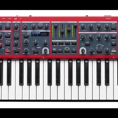 Teclado sintetizador vermelho com botões e teclas