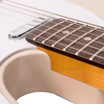 Detalhe de guitarra acústica branca com braço em madeira clara e escala em madeira escura