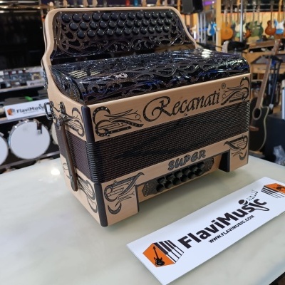 Acordeão Recanati em madeira clara com detalhes pretos em loja de música.