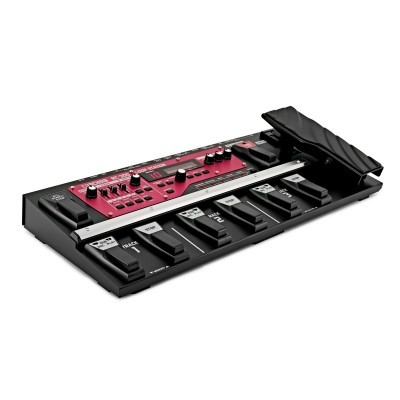 Pedaleira de guitarra preta e vermelha com pedais e botões.