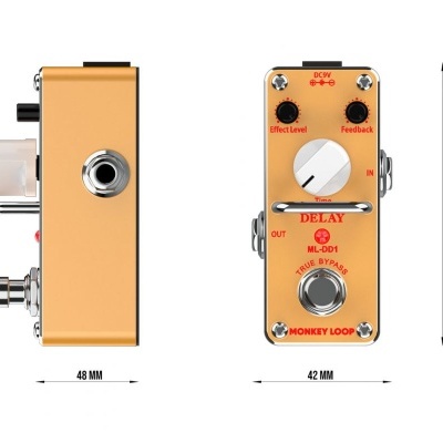 Pedal de delay amarelo para guitarra com botões e entradas laterais