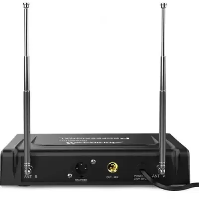 Rádio comunicador preto com duas antenas telescópicas