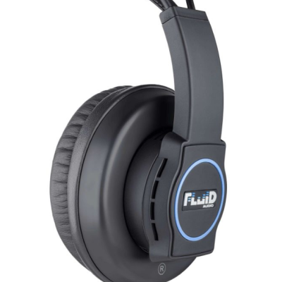 Auricular preto over-ear com logótipo FluID AUDIO