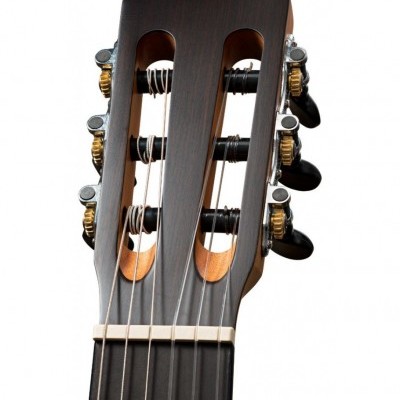 Cabeça de guitarra clássica em madeira escura com cordas e tarraxas