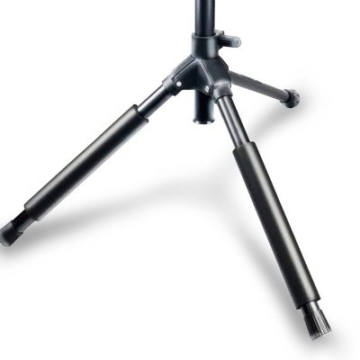 Tripé preto com pernas ajustáveis em fundo branco