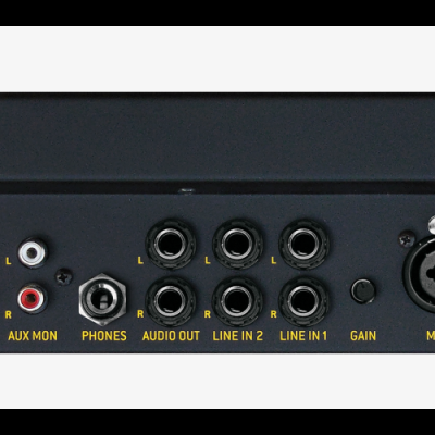 Interface de áudio preta com múltiplas entradas e botões e marca MLIVE amarela