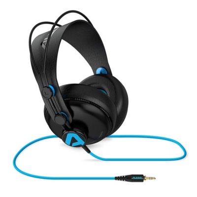 Auscultadores over-ear pretos com detalhes e cabo azul