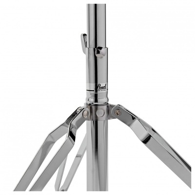 Tripé metálico cromado com pernas articuladas e marca 'Pearl'