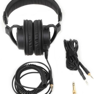 Auscultadores pretos com cabos e adaptador sobre fundo branco