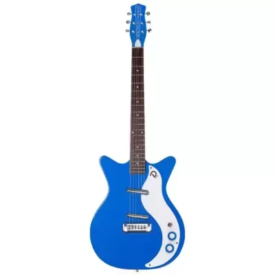 Guitarra elétrica azul com detalhes brancos sobre fundo branco