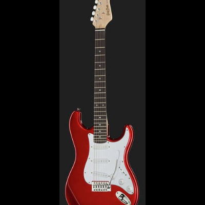 Guitarra elétrica vermelha com escudo branco em fundo preto