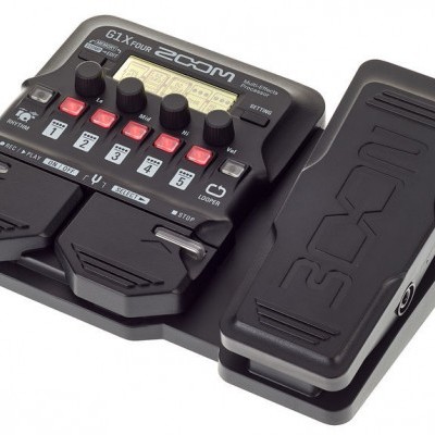 Pedaleira de guitarra preta Zoom GLX Four com pedal lateral