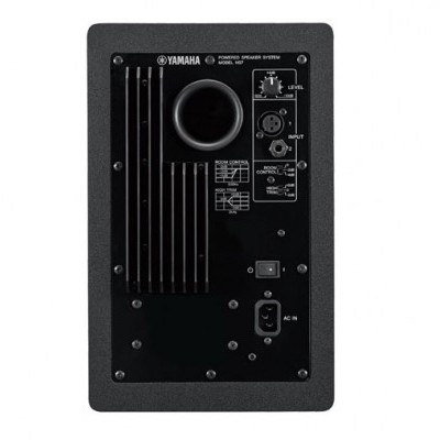 Parte traseira de altifalante preto Yamaha com entradas e controles