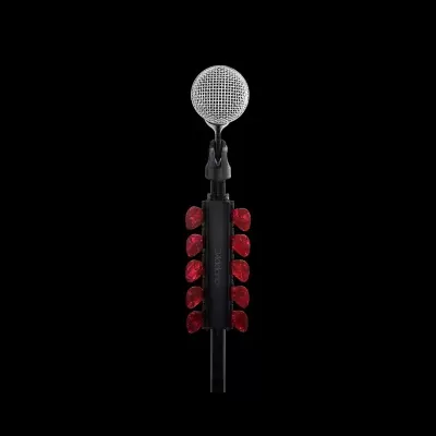 Microfone prateado com luzes vermelhas no suporte