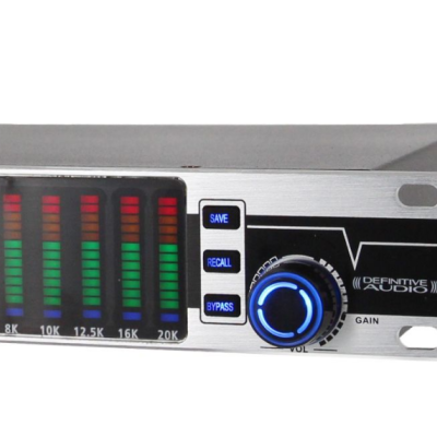 Aparelho de áudio metalizado com botões e medidores coloridos e texto DEFINITIVE AUDIO