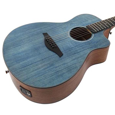 Guitarra acústica azul e castanha com cordas e ponte preta