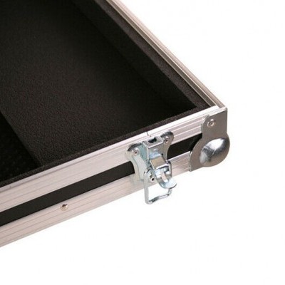 Mala rígida preta com fecho e proteção metálica no canto