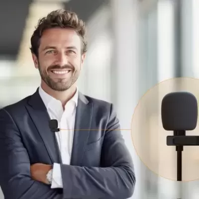 Microfone de lapela preto num homem com fato azul escuro e camisa branca indoors