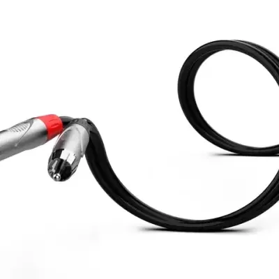 Cabo de áudio preto com conectores RCA vermelho e preto