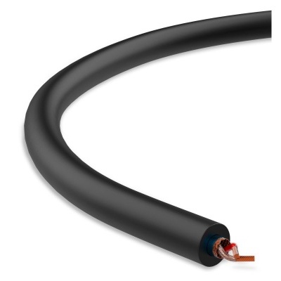 Cabo elétrico preto com fios de cobre expostos num fundo branco