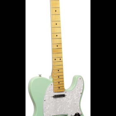 Guitarra elétrica verde pastel com braço de madeira clara e tampo branco perolado.
