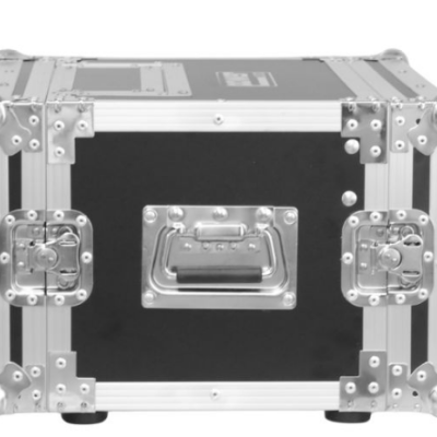 Mala de transporte preta com estrutura metálica e fechaduras