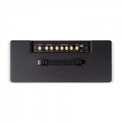 Amplificador de guitarra preto com painel de controlo e pega preta