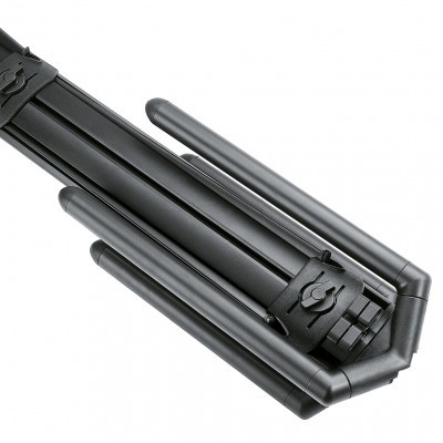 Tripé preto dobrável com pernas ajustáveis sobre fundo branco