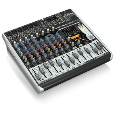 Mesa de mistura Behringer XENYX QX1202USB preta com botões coloridos sobre fundo branco