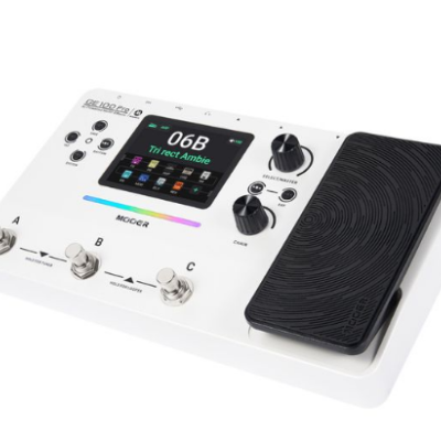 Pedaleira de efeitos para guitarra branca com ecrã digital e pedal preto