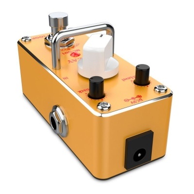 Pedal efeito guitarra amarelo com botões brancos e pretos e interruptor de metal