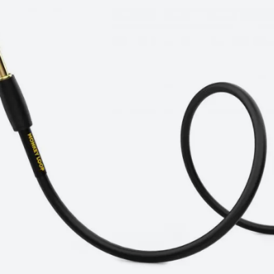 Cabo de áudio preto com conector jack dourado e texto MONEY LOOP