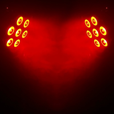 Luzes de palco vermelhas com LED e fumo em ambiente escuro