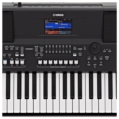Teclado eletrónico preto Yamaha com visor digital e várias teclas e botões