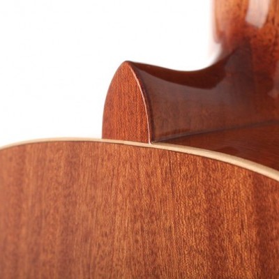 Parte traseira e braço de guitarra acústica de madeira castanha polida