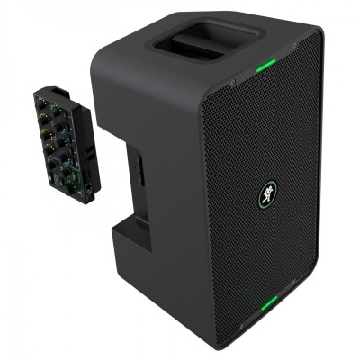 Coluna de som preta com placa de controlo destacada em fundo branco