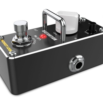 Pedal preto para guitarra com botão prateado e alça metálica