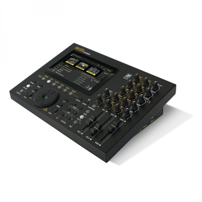 Mesa de mistura de áudio preta com ecrã digital e múltiplos controlos