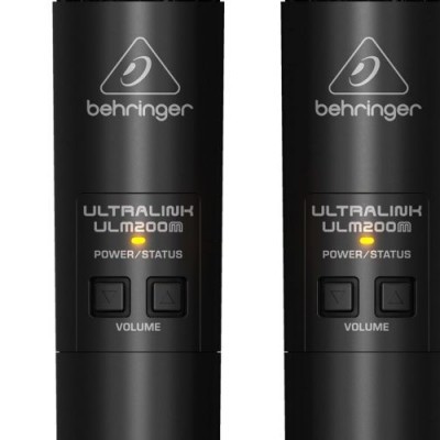Dois microfones pretos Behringer Ultralinum ULM200 com controles frontais