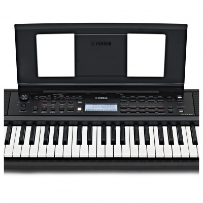 Teclado musical preto YAMAHA com display e suporte de partituras