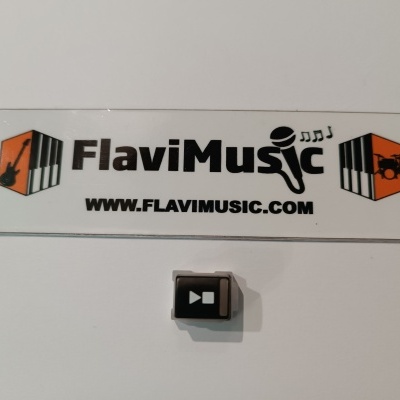 Etiqueta FlaviMusic com tecla preta de símbolo pause reprodução