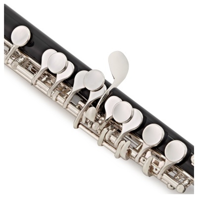 Parte de uma flauta negra com teclas metálicas prateadas