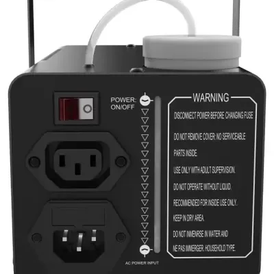 máquina preta com etiqueta de aviso e interruptor de energia